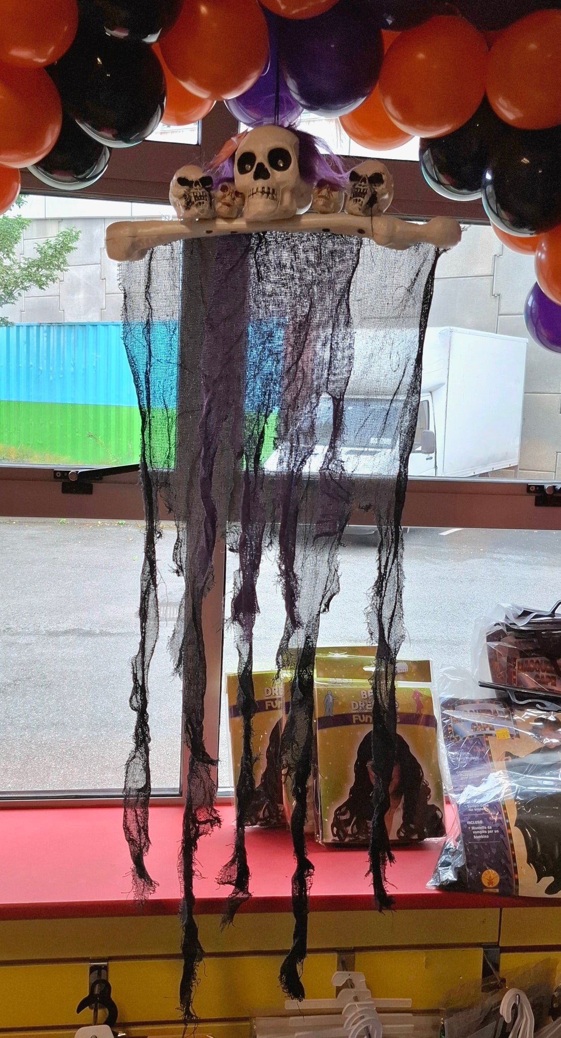 Halloween: 0.4m Hanging Skull bones – Black & purple